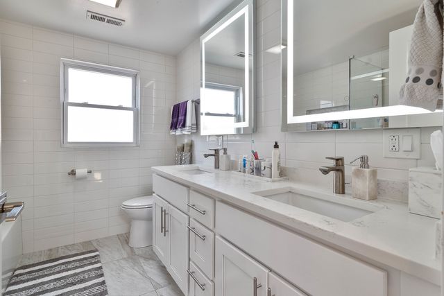 5632 W Pensacola Avenue, Chicago, IL 60634