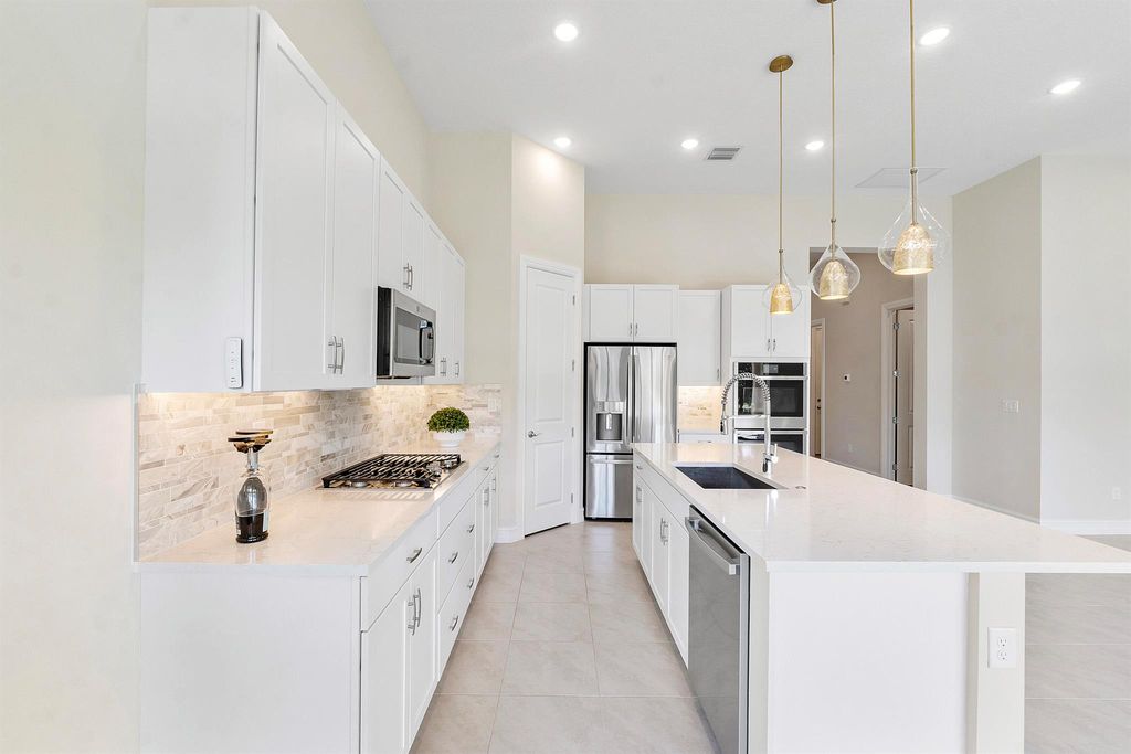 Image 10 of property listing at 11970 Leon Circle S, Parkland, FL 33076