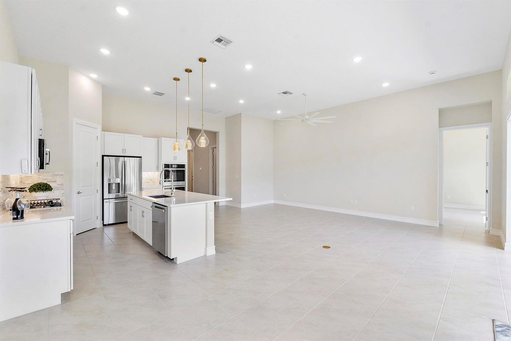 Image 11 of property listing at 11970 Leon Circle S, Parkland, FL 33076