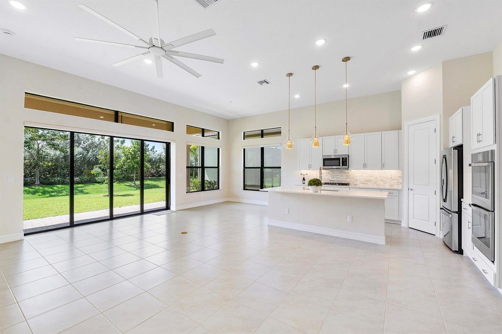 Image 8 of property listing at 11970 Leon Circle S, Parkland, FL 33076