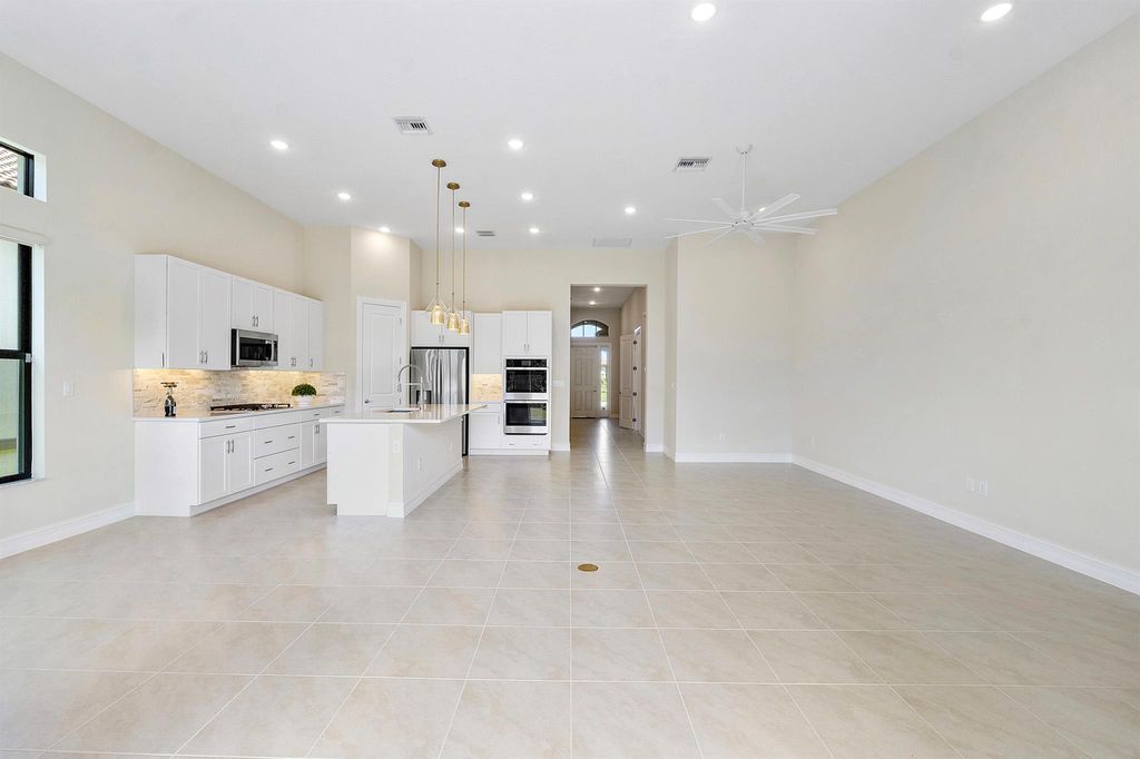 Image 9 of property listing at 11970 Leon Circle S, Parkland, FL 33076