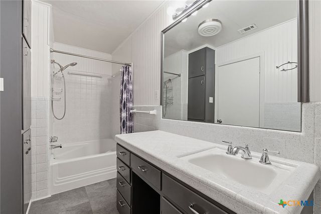 811 Nixon Street, Lockhart, TX 78644