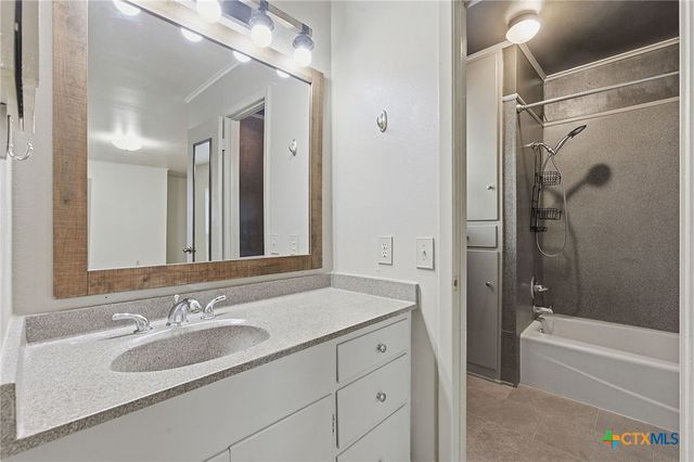 811 Nixon Street, Lockhart, TX 78644