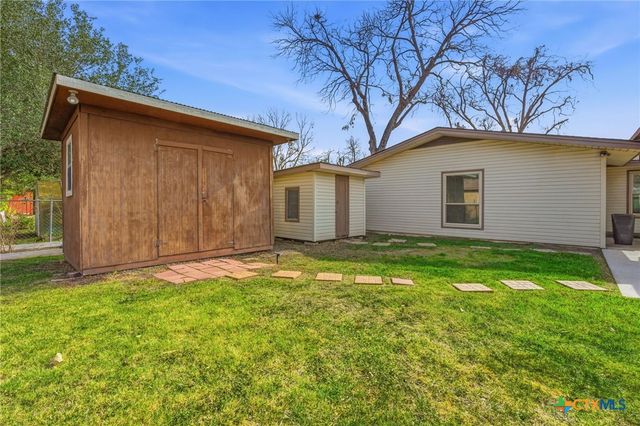 811 Nixon Street, Lockhart, TX 78644