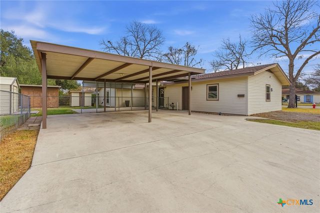 811 Nixon Street, Lockhart, TX 78644