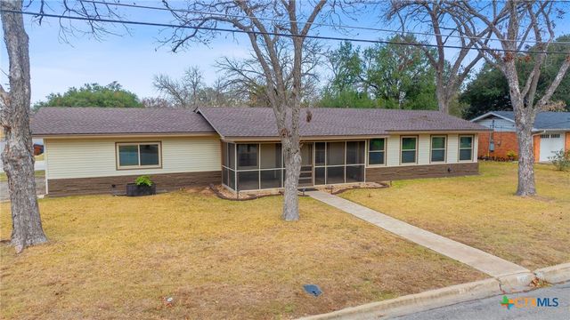 811 Nixon Street, Lockhart, TX 78644