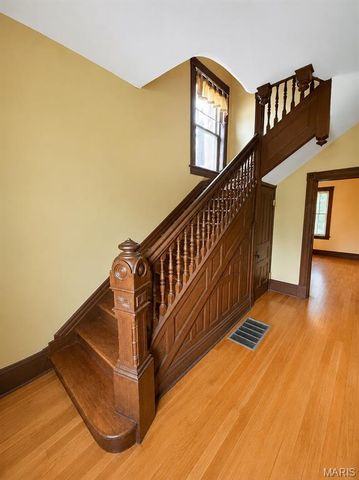 5025 Raymond Avenue, St Louis, MO 63113