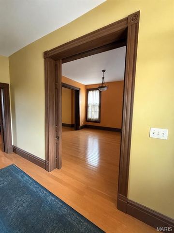 5025 Raymond Avenue, St Louis, MO 63113