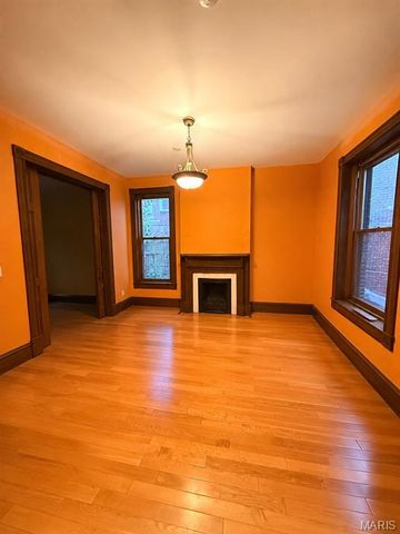 5025 Raymond Avenue, St Louis, MO 63113