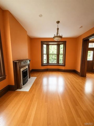 5025 Raymond Avenue, St Louis, MO 63113