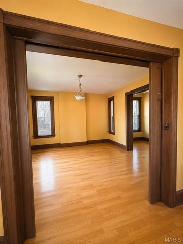 5025 Raymond Avenue, St Louis, MO 63113