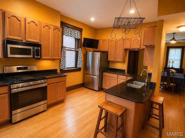 5025 Raymond Avenue, St Louis, MO 63113
