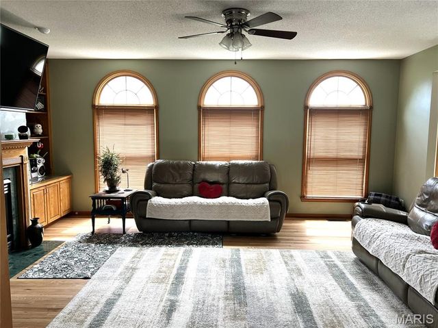 863 Marc Drive, Alton, IL 62002