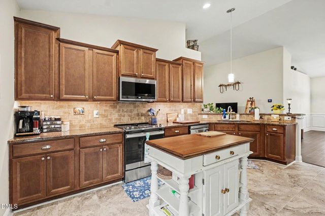 608 Sippihaw Oaks Drive, Fuquay Varina, NC 27526