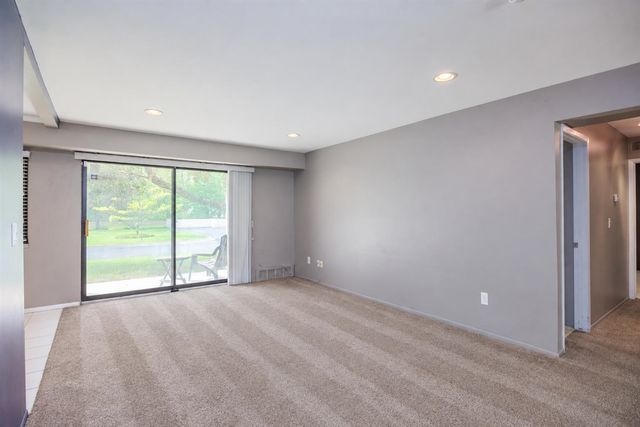 3835 Lone Pine Road 100, West Bloomfield, MI 48323