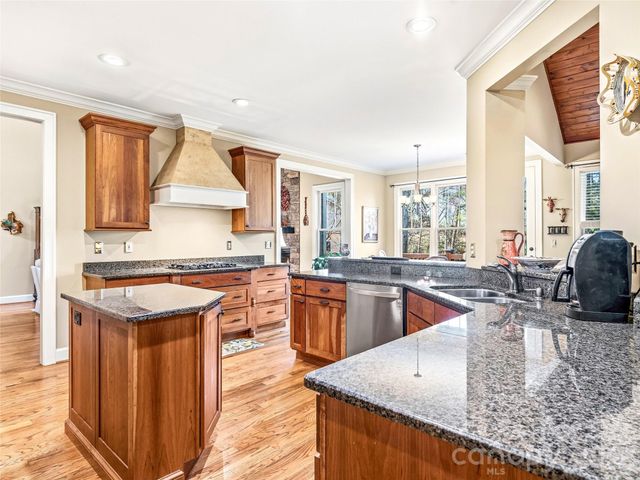 61 Village Pointe Lane, Asheville, NC 28803
