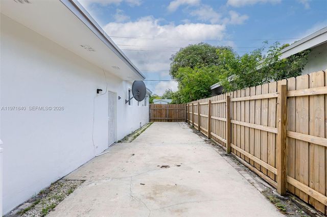 132 SW 2nd Ave, Hallandale Beach, FL 33009