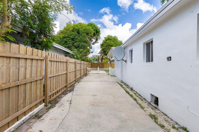 132 SW 2nd Ave, Hallandale Beach, FL 33009