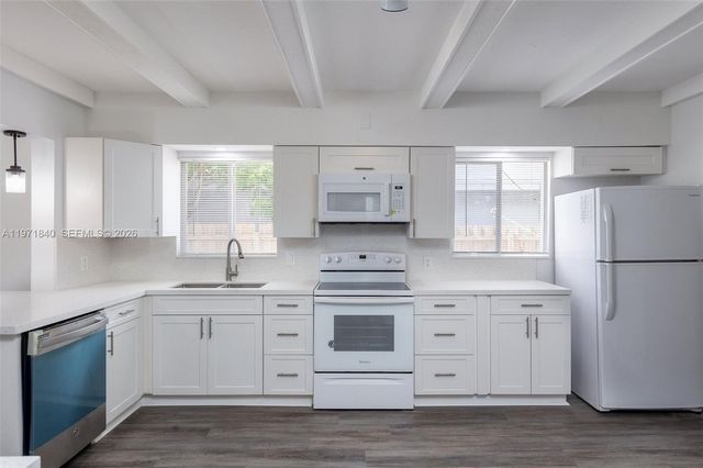 132 SW 2nd Ave, Hallandale Beach, FL 33009