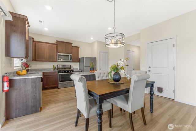 1228 W 16TH Avenue, La Center, WA 98629