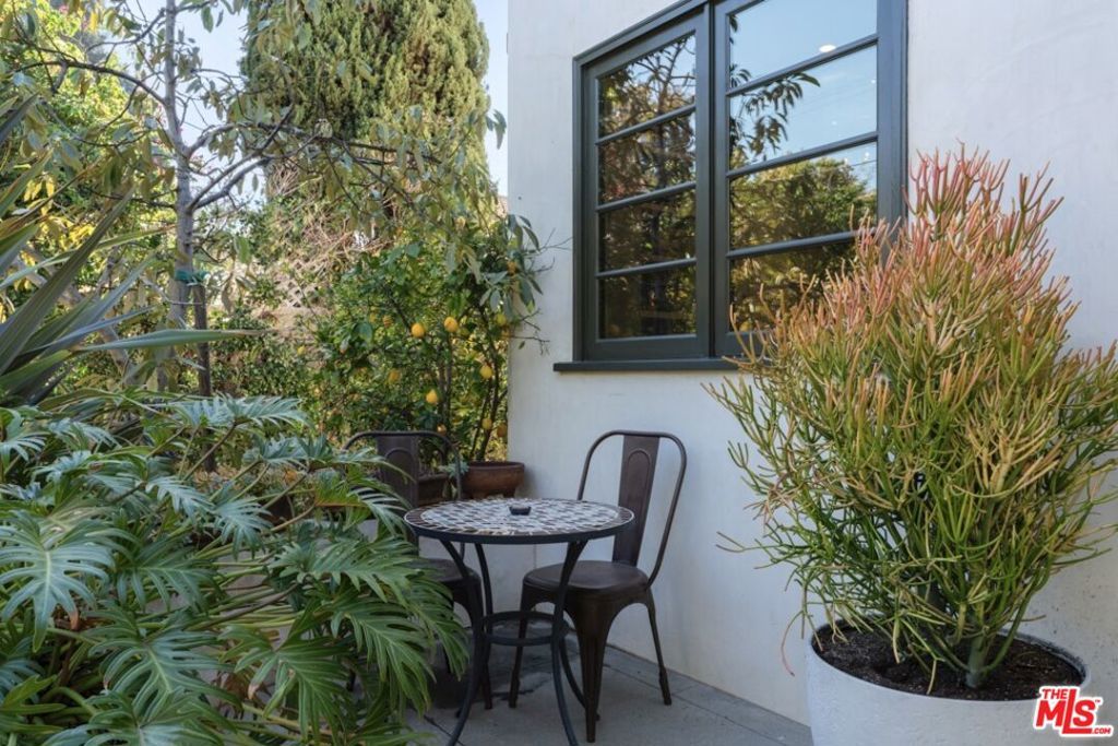 Image 26 of property listing at 934 S Mullen Avenue, Los Angeles, CA 90019