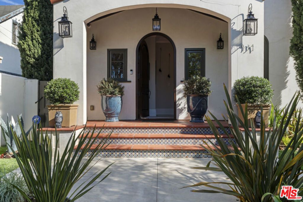 Image 3 of property listing at 934 S Mullen Avenue, Los Angeles, CA 90019