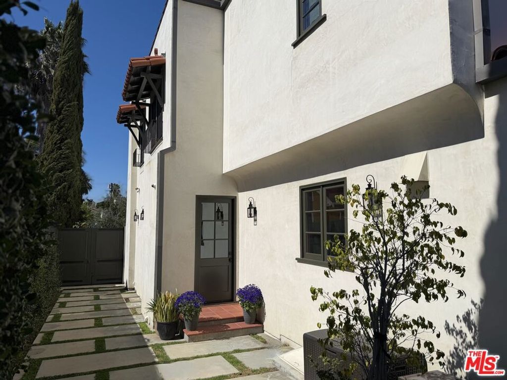 Image 36 of property listing at 934 S Mullen Avenue, Los Angeles, CA 90019