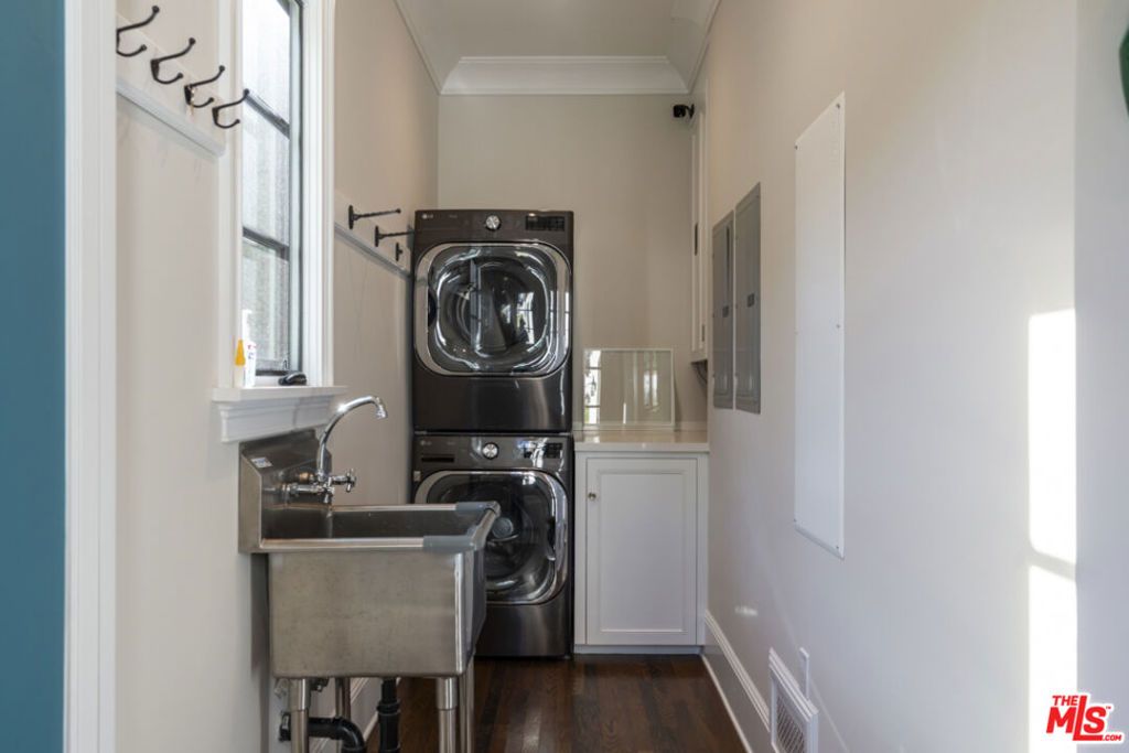 Image 37 of property listing at 934 S Mullen Avenue, Los Angeles, CA 90019