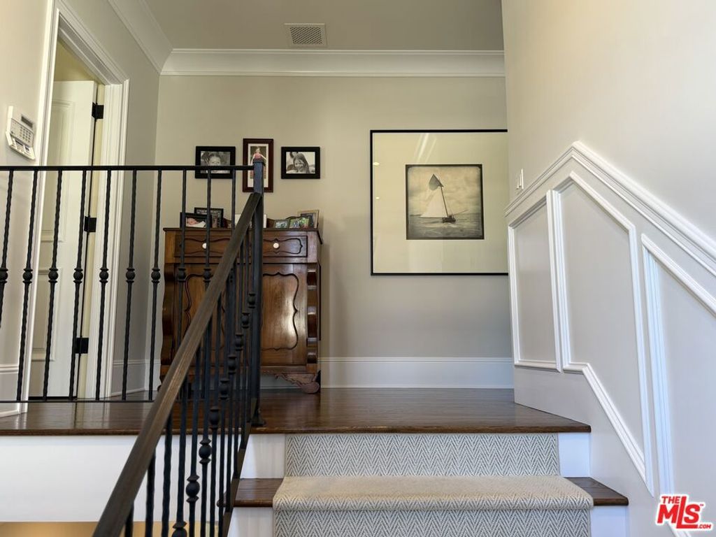 Image 40 of property listing at 934 S Mullen Avenue, Los Angeles, CA 90019