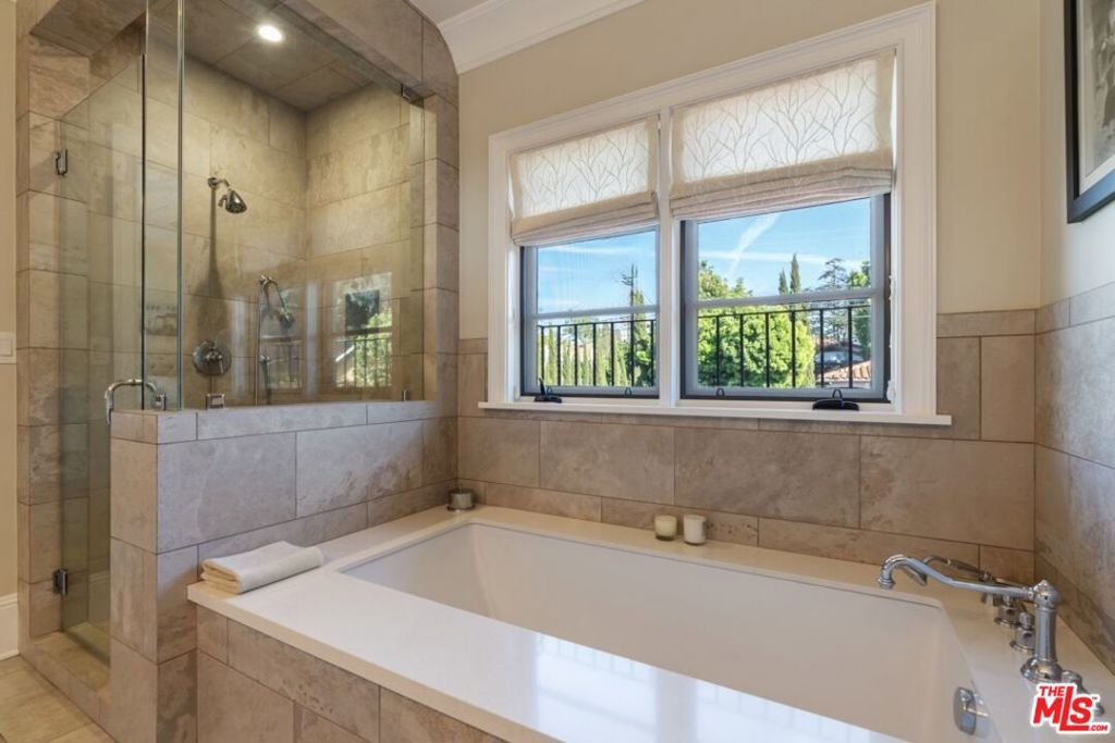 Image 45 of property listing at 934 S Mullen Avenue, Los Angeles, CA 90019