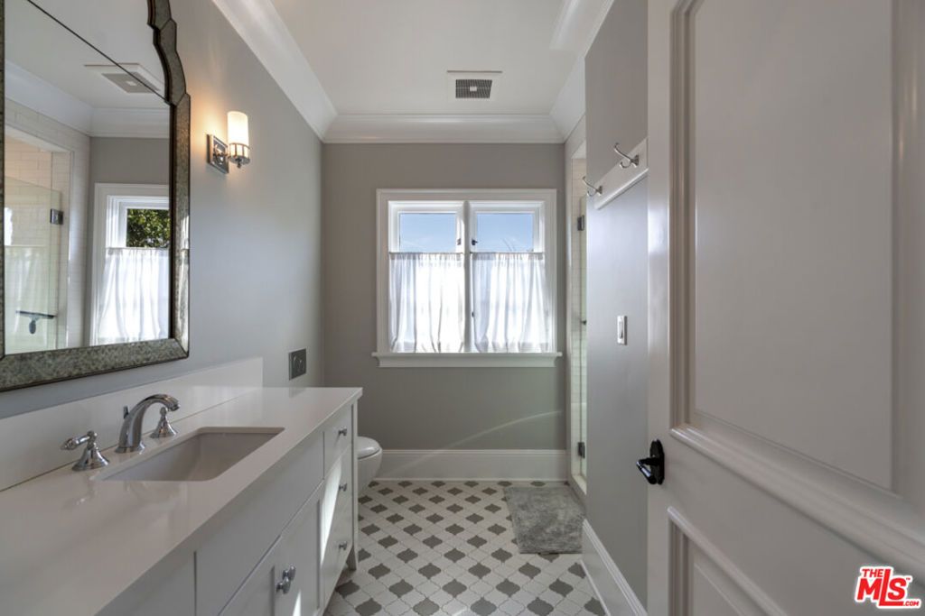 Image 48 of property listing at 934 S Mullen Avenue, Los Angeles, CA 90019