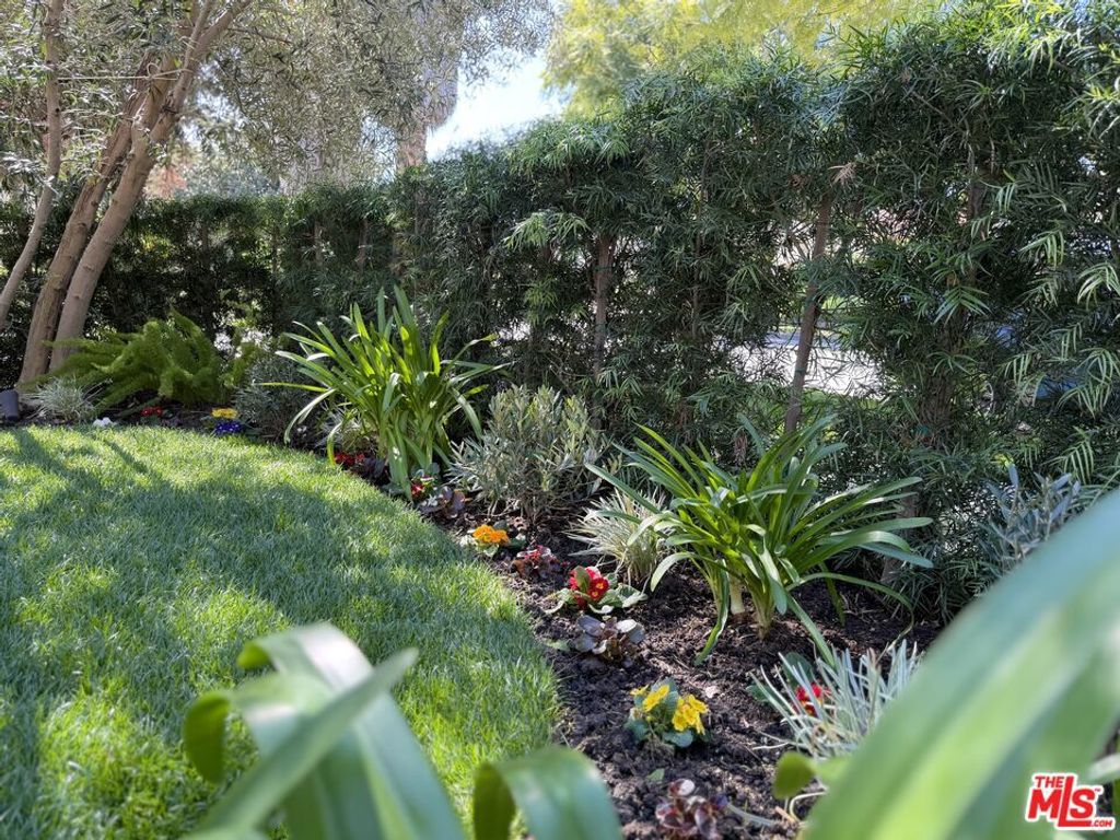 Image 53 of property listing at 934 S Mullen Avenue, Los Angeles, CA 90019