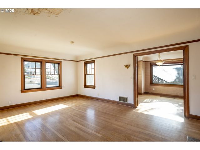 3880 Ne WISTARIA Dr, Portland, OR 97212