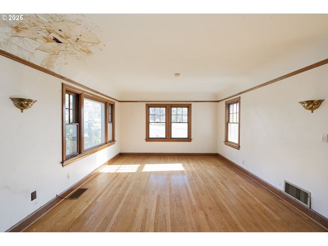 3880 Ne WISTARIA Dr, Portland, OR 97212