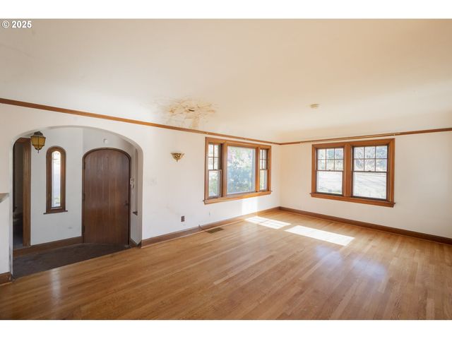 3880 Ne WISTARIA Dr, Portland, OR 97212