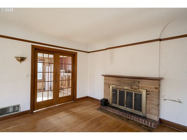 3880 Ne WISTARIA Dr, Portland, OR 97212