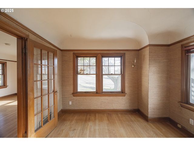 3880 Ne WISTARIA Dr, Portland, OR 97212