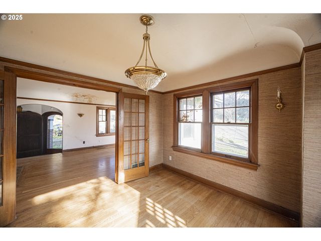 3880 Ne WISTARIA Dr, Portland, OR 97212