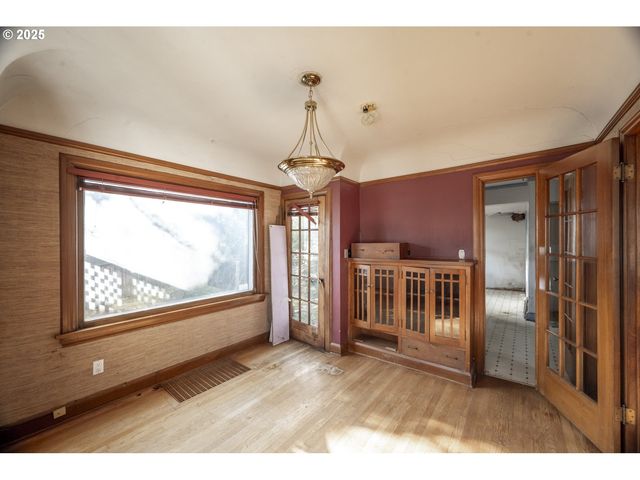 3880 Ne WISTARIA Dr, Portland, OR 97212