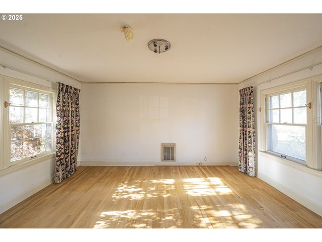 3880 Ne WISTARIA Dr, Portland, OR 97212