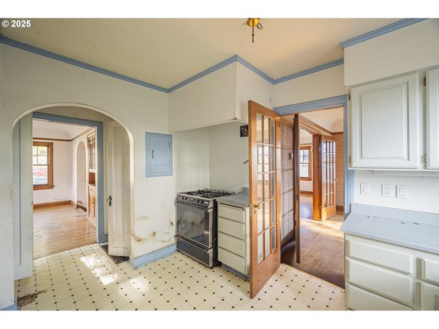 3880 Ne WISTARIA Dr, Portland, OR 97212