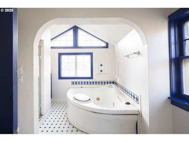 3880 Ne WISTARIA Dr, Portland, OR 97212