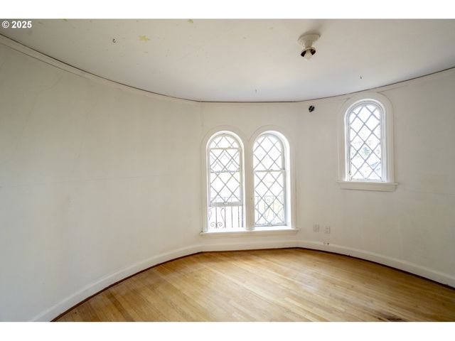 3880 Ne WISTARIA Dr, Portland, OR 97212