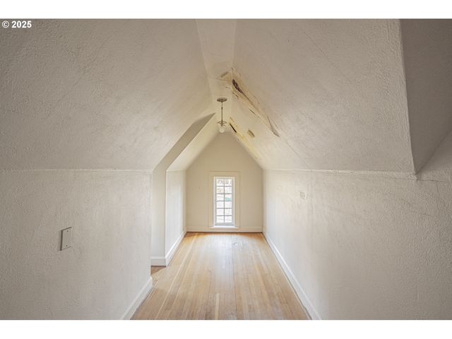 3880 Ne WISTARIA Dr, Portland, OR 97212