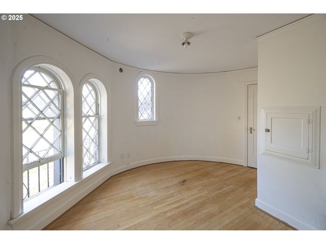 3880 Ne WISTARIA Dr, Portland, OR 97212