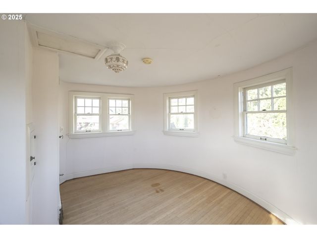 3880 Ne WISTARIA Dr, Portland, OR 97212