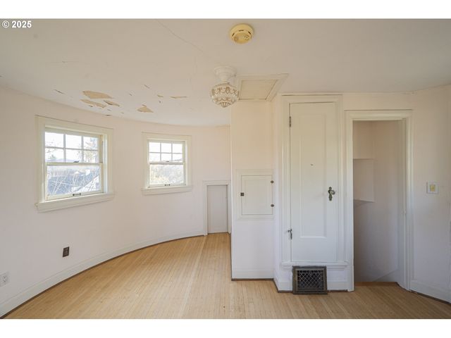 3880 Ne WISTARIA Dr, Portland, OR 97212