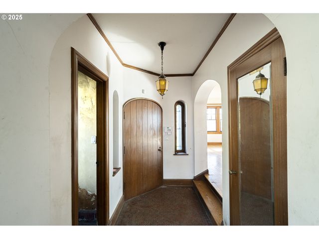 3880 Ne WISTARIA Dr, Portland, OR 97212