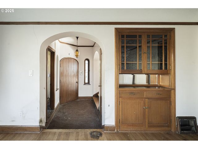 3880 Ne WISTARIA Dr, Portland, OR 97212