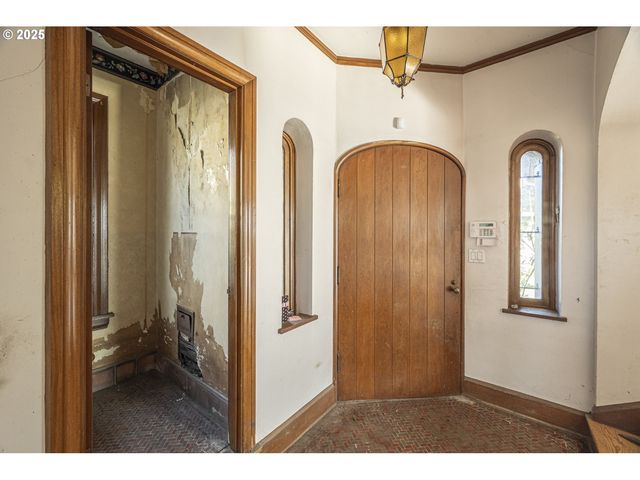 3880 Ne WISTARIA Dr, Portland, OR 97212